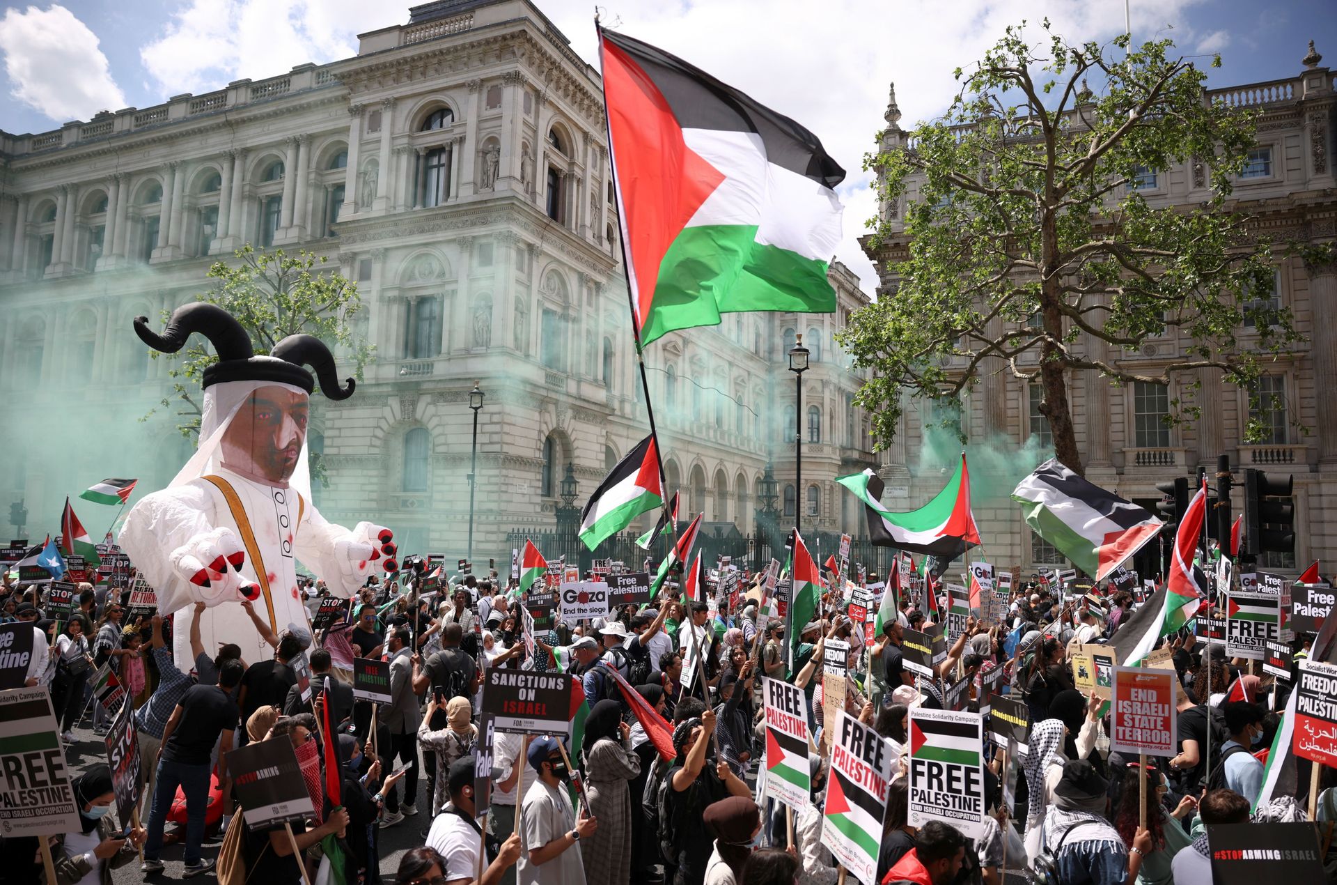Video: Ex-Labour Leader Jeremy Corbin Embraces Pro-Palestinian Rally Outside Downing St Video: Ex-Labour Leader Jeremy Corbin Embraces Pro-Palestinian Rally Outside Downing St - Sputnik International, 1920, 12.06.2021