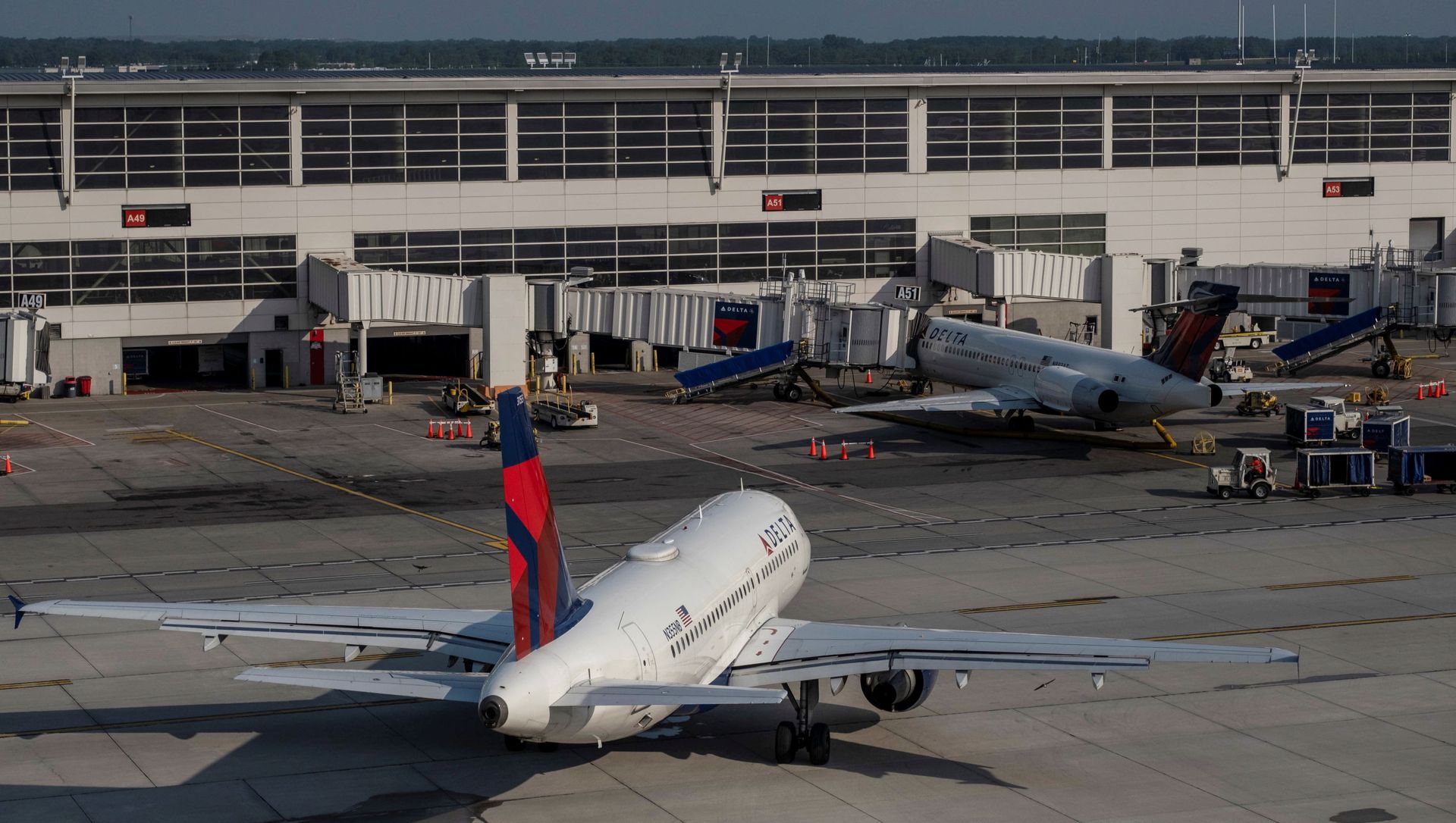 Delta Airlines passenger jets are docked at Detroit Metropolitan Wayne County Airport in Detroit, Michigan, U.S. June 12, 2021. Delta Airlines passenger jets are docked at Detroit Metropolitan Wayne County Airport in Detroit, Michigan, U.S. June 12, 2021. - Sputnik International, 1920, 12.06.2021