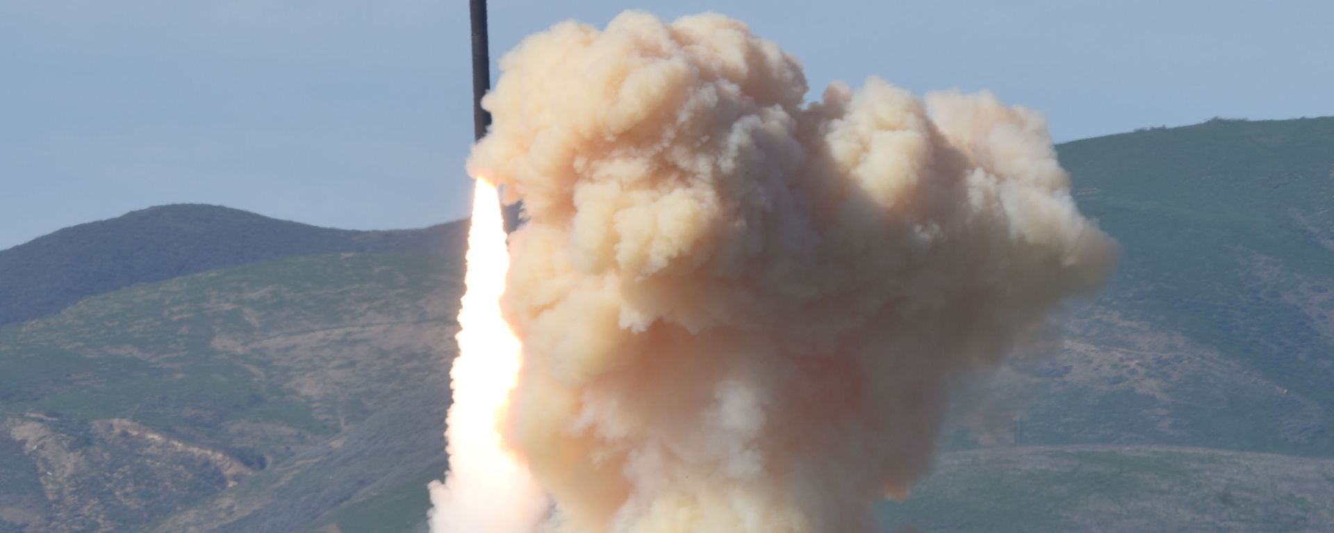 This photo provided by the Defense Department's Missile Defense Agency, taken Jan. 28, 2016, shows a long-range ground-based interceptor is launched from Vandenberg Air Force Base, Calif. This photo provided by the Defense Department's Missile Defense Agency, taken Jan. 28, 2016, shows a long-range ground-based interceptor is launched from Vandenberg Air Force Base, Calif. - Sputnik International, 1920, 30.01.2022