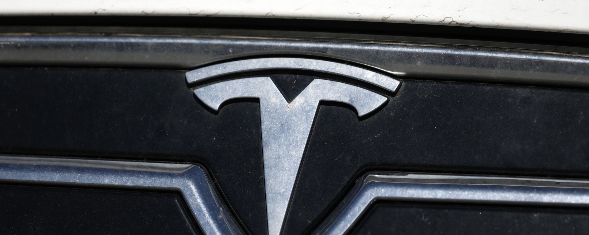 The company logo shines off the grille of an unsold 2020 Model S sedan at a Tesla dealership Sunday, July 19, 2020, in Littleton, Colorado. The company logo shines off the grille of an unsold 2020 Model S sedan at a Tesla dealership Sunday, July 19, 2020, in Littleton, Colorado. - Sputnik International, 1920, 04.06.2022