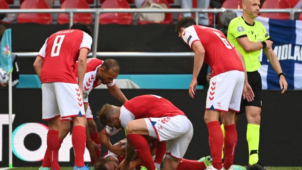Denmark players help Denmark's midfielder Christian Eriksen after he collapsed before the medics arrive during the UEFA EURO 2020 Group B football match between Denmark and Finland at the Parken Stadium in Copenhagen on 12 June 2021 - Sputnik International