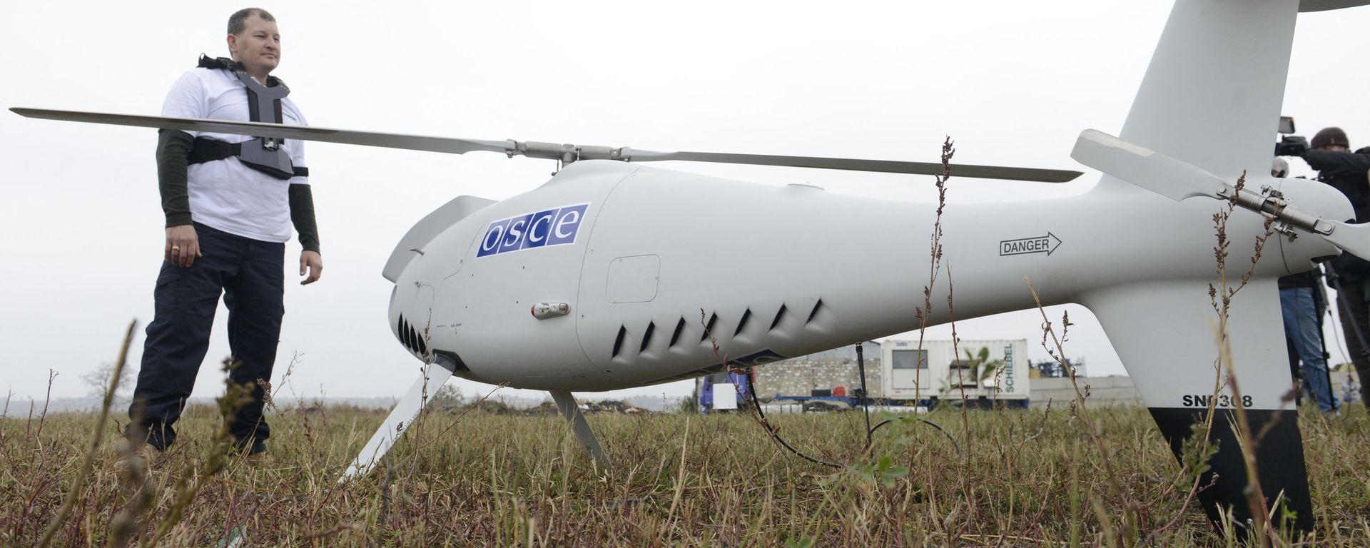 A technician stands on October 23, 2014 in front of an unarmed/unmanned aerial vehicle (UAV) before a test flight near the southeastern Ukrainian city of Mariupol.  - Sputnik International, 1920, 10.09.2023