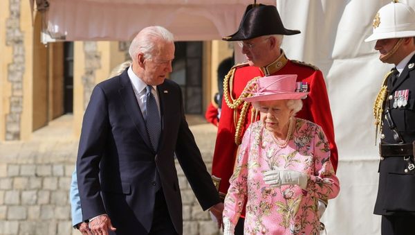 Britain's Queen Elizabeth walks with U.S. President Joe Biden and first lady Jill Biden as they meet at Windsor Castle, in Windsor, Britain, June 13, 2021. Britain's Queen Elizabeth walks with U.S. President Joe Biden and first lady Jill Biden as they meet at Windsor Castle, in Windsor, Britain, June 13, 2021. - Sputnik International