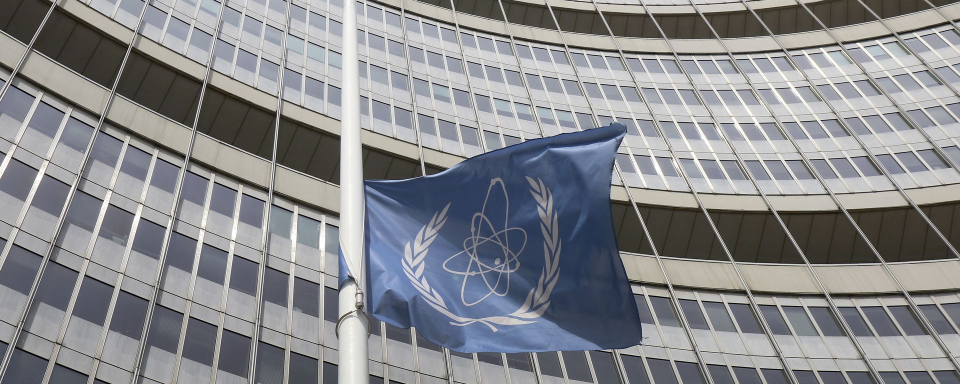 A flag is set to half mast in front of the International Atomic Energy Agency (IAEA) building in Vienna, Austria, Monday, July 22, 2019. A flag is set to half mast in front of the International Atomic Energy Agency (IAEA) building in Vienna, Austria, Monday, July 22, 2019. - Sputnik International, 1920, 25.10.2022