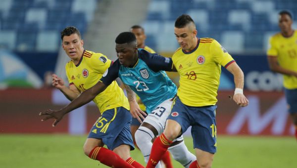 June 13, 2021 Ecuador's Moises Caicedo in action with Colombia's Santos Borre - Sputnik International