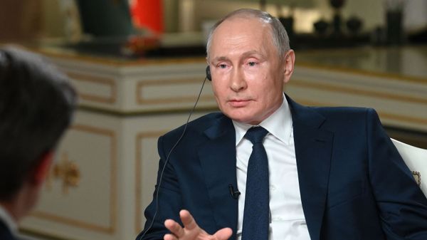 Russia's President Vladimir Putin (R) speaks with journalist of NBC News Keir Simmons in Moscow on June 11, 2021, during an exclusive interview ahead of a meeting with US President. - Sputnik International