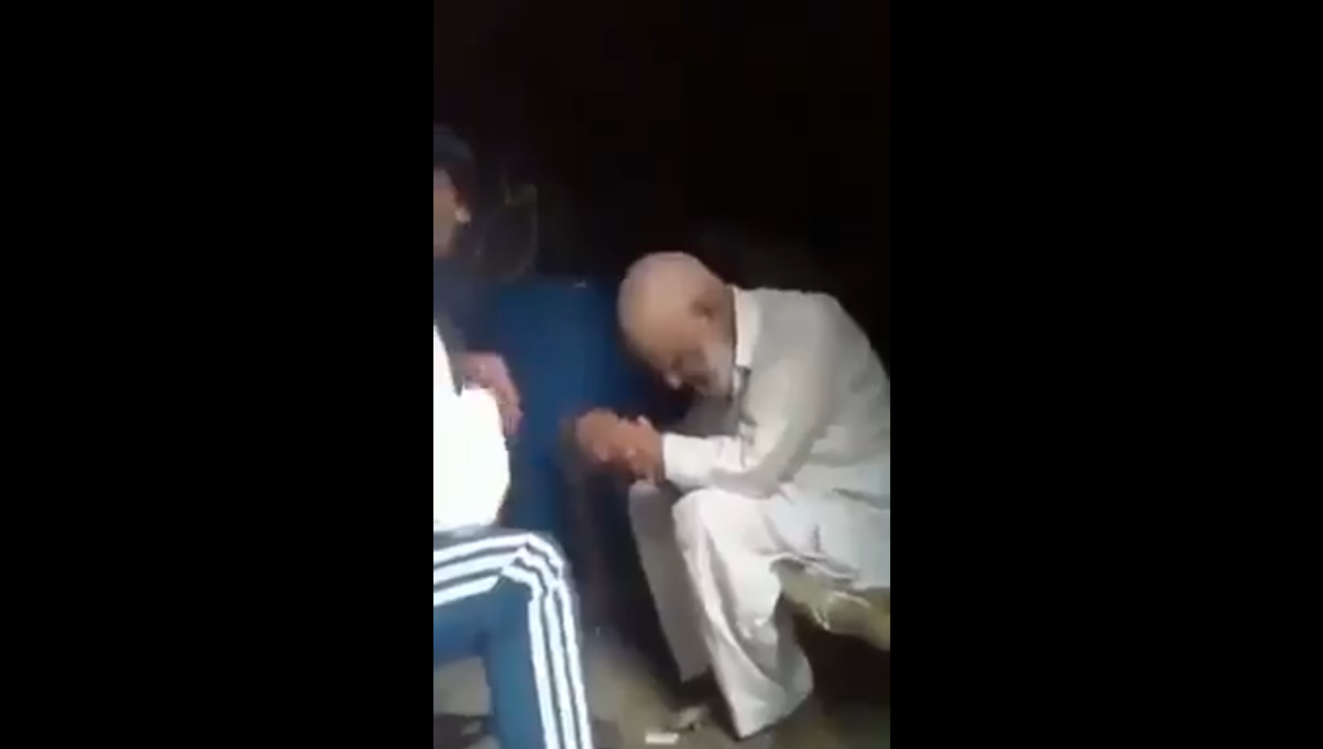 Elderly Muslim Man Beaten, Forced to Sing Hindu Chants, Has Beard Chopped Off in India Elderly Muslim Man Beaten, Forced to Sing Hindu Chants, Has Beard Chopped Off in India - Sputnik International, 1920, 14.06.2021