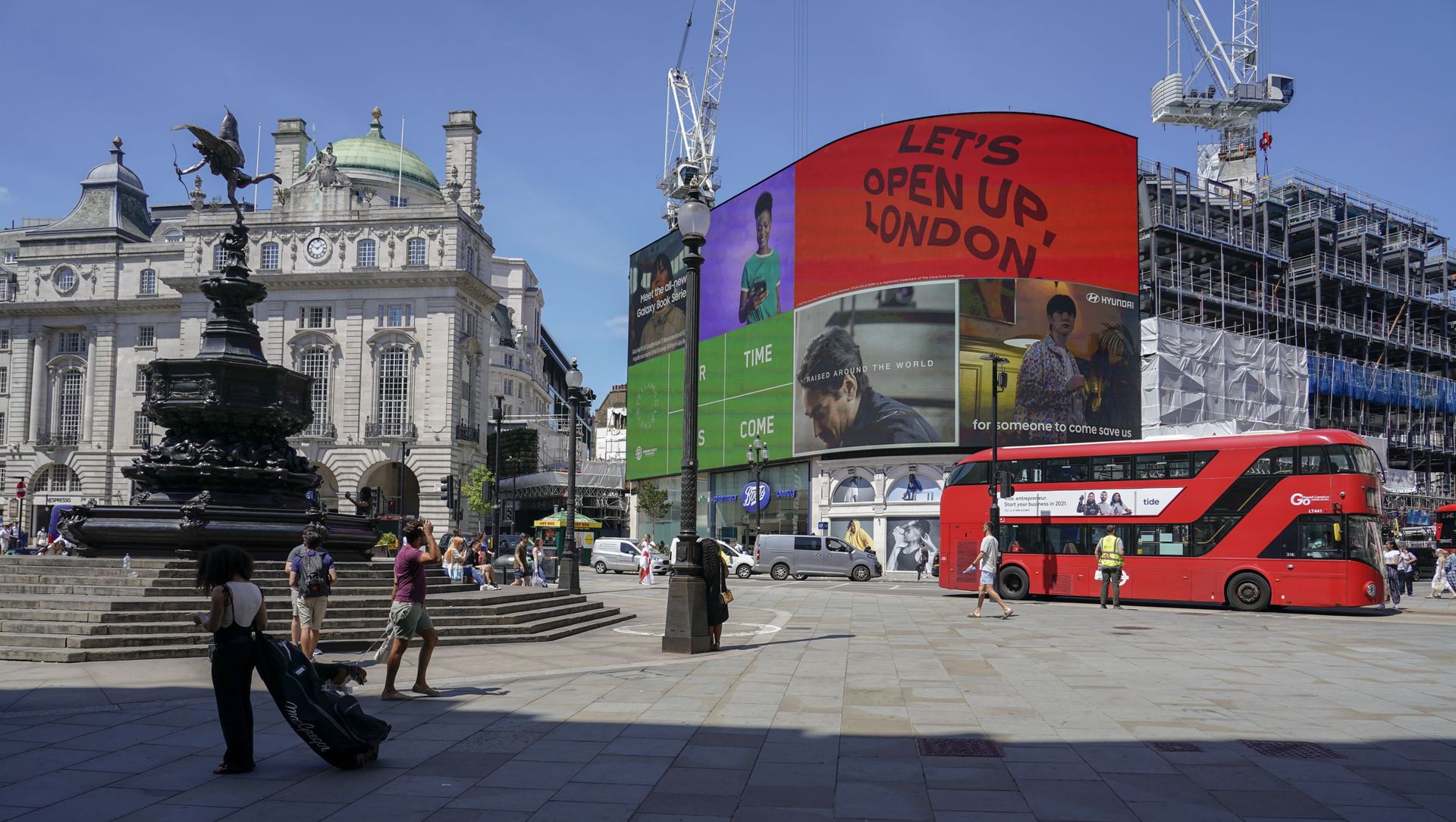 People walk in Piccadilly Circus, in London, Monday, June 14, 2021 People walk in Piccadilly Circus, in London, Monday, June 14, 2021 - Sputnik International, 1920, 15.06.2021
