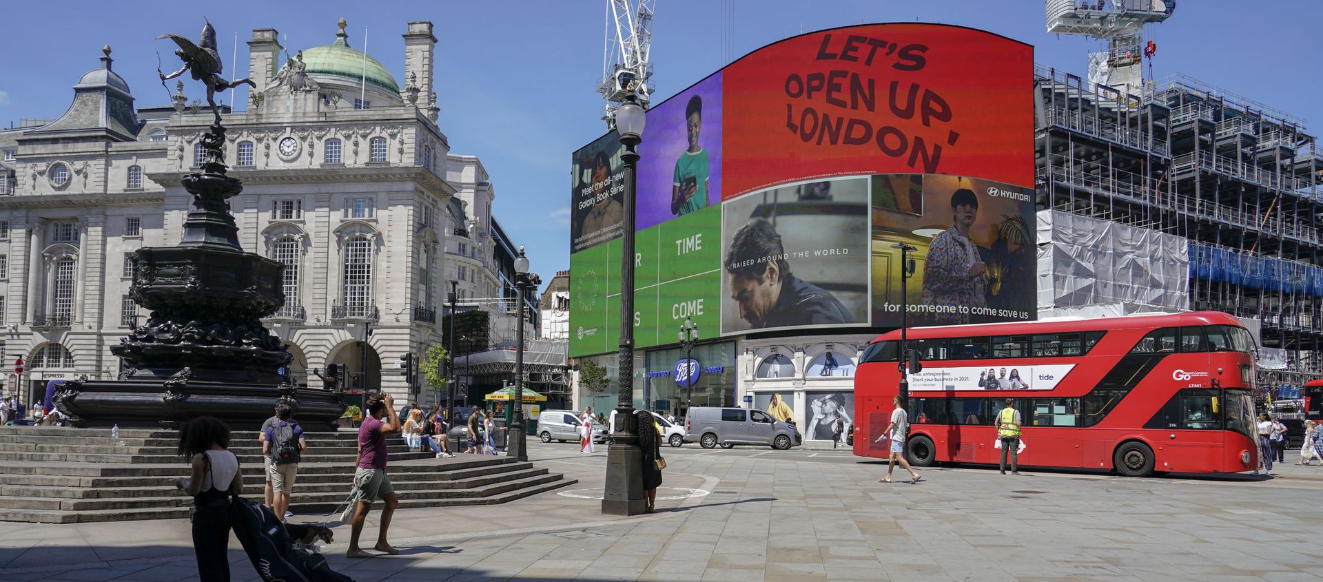 People walk in Piccadilly Circus, in London, Monday, June 14, 2021 People walk in Piccadilly Circus, in London, Monday, June 14, 2021 - Sputnik International, 1920, 15.06.2021