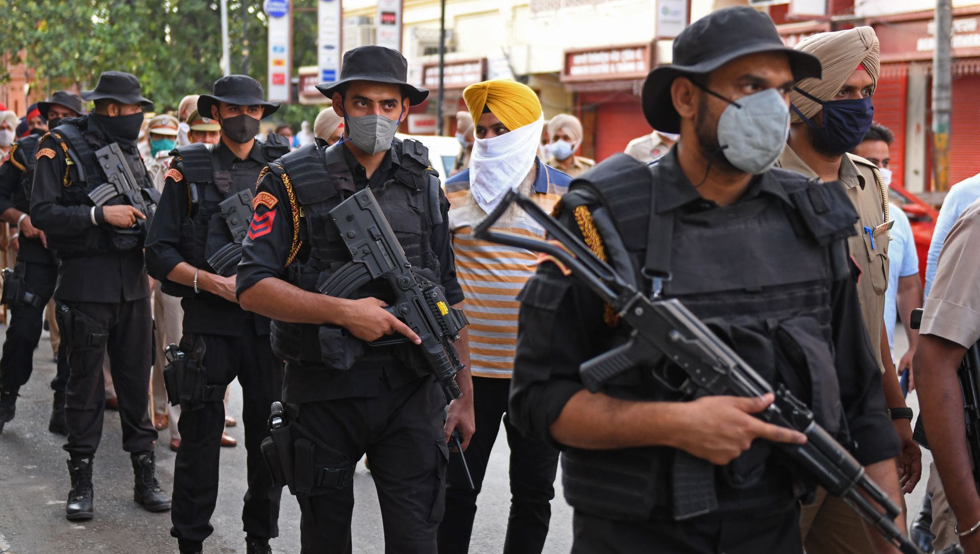 Police commandos patrol through a market area ahead of the 37th anniversary of Operation Blue Star in Amritsar on June 3, 2021. Police commandos patrol through a market area ahead of the 37th anniversary of Operation Blue Star in Amritsar on June 3, 2021. - Sputnik International, 1920, 15.06.2021