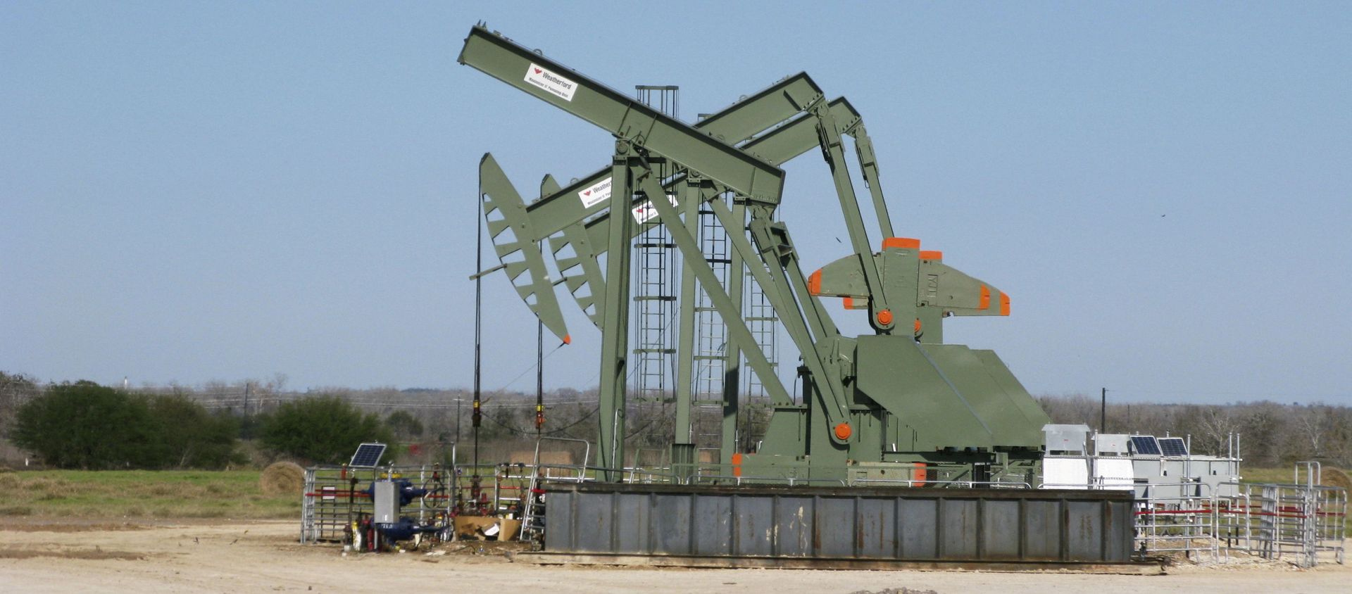 A pump jack used to help lift crude oil from a well in South Texas A pump jack used to help lift crude oil from a well in South Texas - Sputnik International, 1920, 15.06.2021