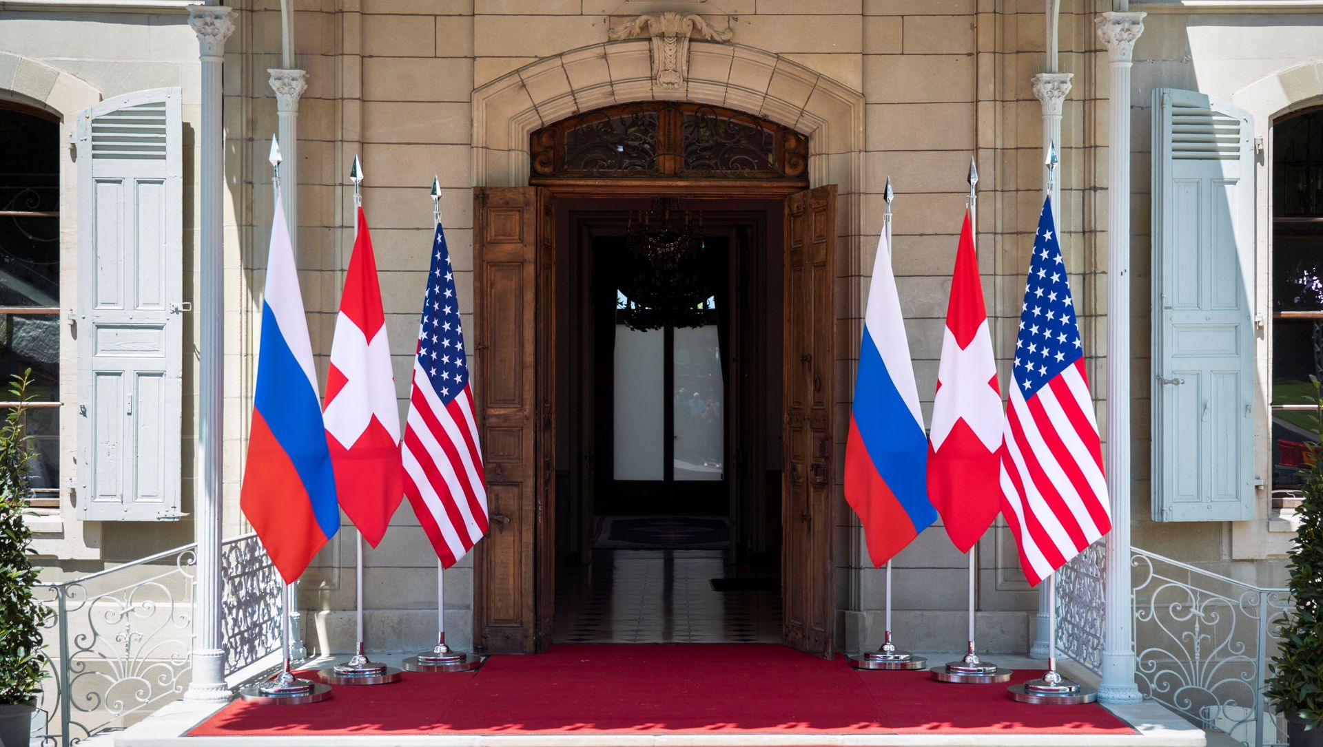 Flags of the U.S., Russia and Switzerland are pictured in front of the entrance of villa La Grange, one day prior to the meeting of U.S. President Joe Biden and Russian President Vladimir Putin in Geneva, Switzerland June 15, 2021 Flags of the U.S., Russia and Switzerland are pictured in front of the entrance of villa La Grange, one day prior to the meeting of U.S. President Joe Biden and Russian President Vladimir Putin in Geneva, Switzerland June 15, 2021 - Sputnik International, 1920, 16.06.2021