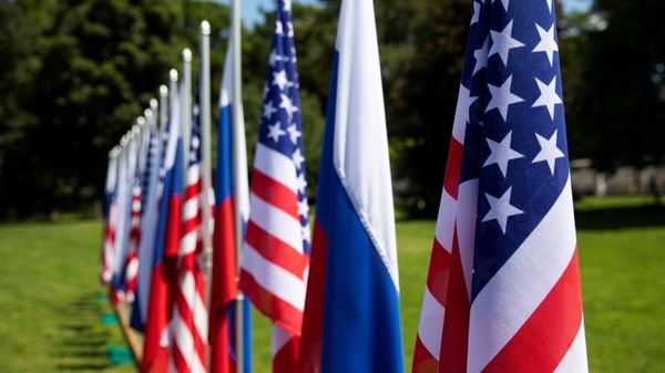 Flags of the U.S., Russia and Switzerland are pictured in the garden in front of villa La Grange, one day prior to the meeting of U.S. President Joe Biden and Russian President Vladimir Putin in Geneva, Switzerland - Sputnik International