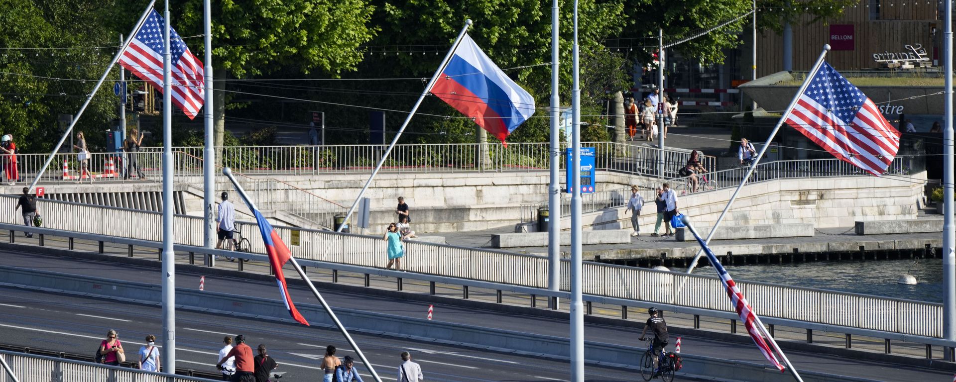 People cross a bridge decorated with United States and Russian flags in Geneva, Switzerland, Tuesday, June 15, 2021 - Sputnik International, 1920, 16.04.2025