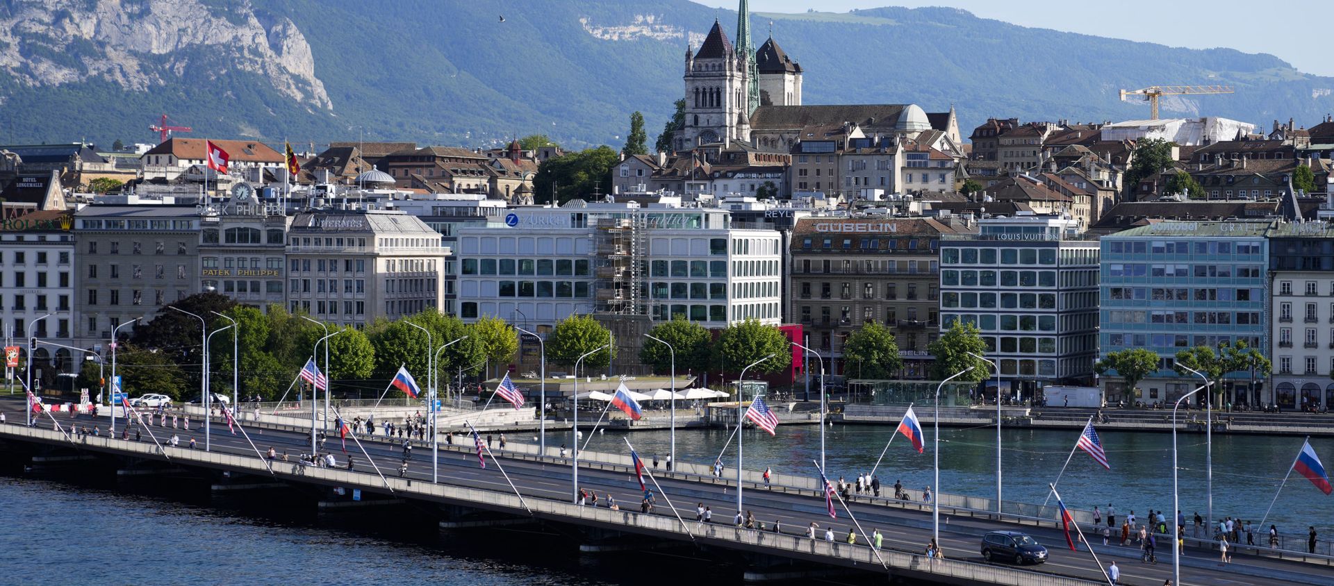 People cross a bridge decorated with United States and Russian flags in Geneva, Switzerland, Tuesday, June 15, 2021. US President Joe Biden is scheduled to meet with Russian President Vladimir Putin in Geneva, Wednesday, June 16, 2021 - Sputnik International, 1920