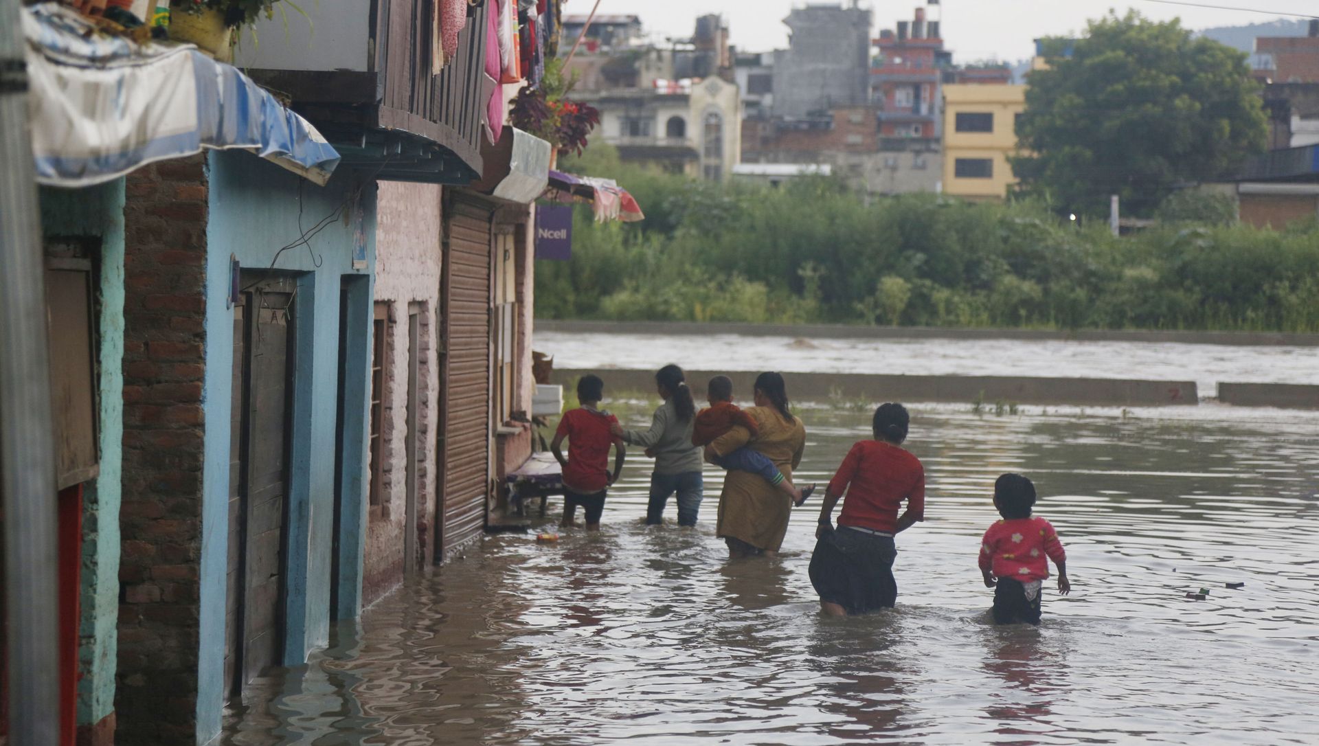Nepalese people walk towards their flooded houses on the bank of the Bagmati river (File) Nepalese people walk towards their flooded houses on the bank of the Bagmati river (File) - Sputnik International, 1920, 16.06.2021