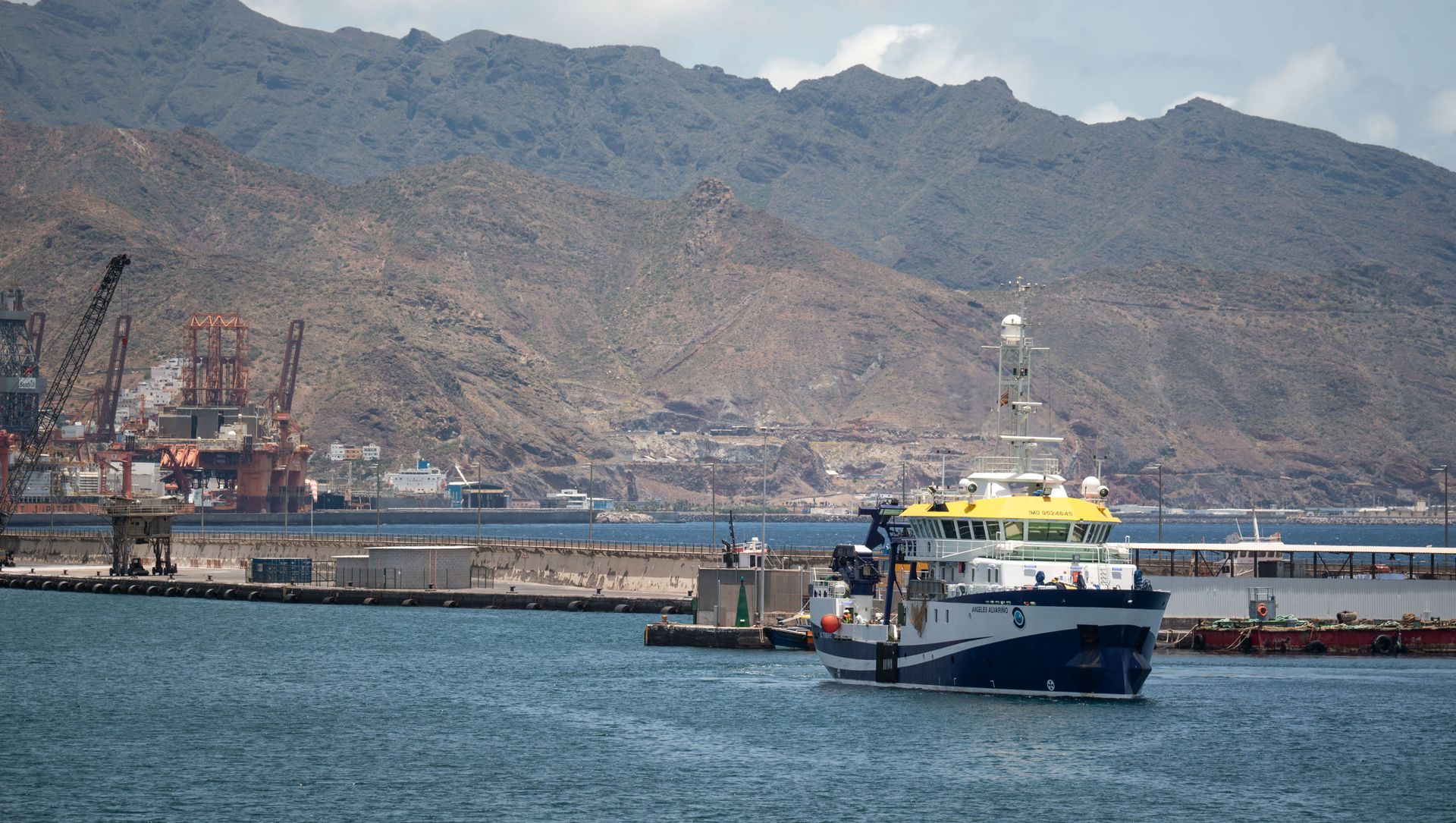 A Spanish vessel leaves the port of Santa Cruz de Tenerife on its way to search for missing Anna Gimeno Zimmermann. A Spanish vessel leaves the port of Santa Cruz de Tenerife on its way to search for missing Anna Gimeno Zimmermann. - Sputnik International, 1920, 16.06.2021
