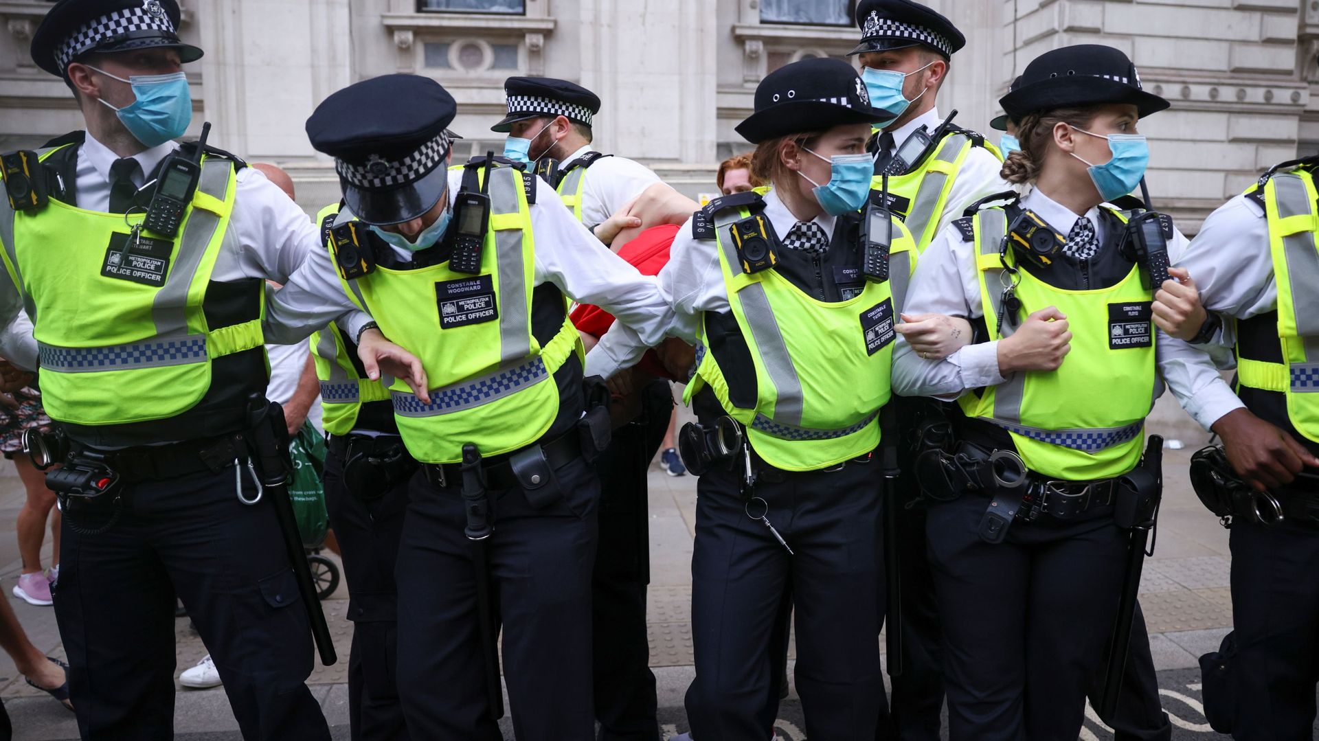 Police officers apprehend a demonstrator during an anti-lockdown and anti-vaccine protest, amid the coronavirus disease (COVID-19) pandemic, in London, Britain, June 14, 2021. REUTERS Police officers apprehend a demonstrator during an anti-lockdown and anti-vaccine protest, amid the coronavirus disease (COVID-19) pandemic, in London, Britain, June 14, 2021. REUTERS - Sputnik International, 1920, 16.06.2021
