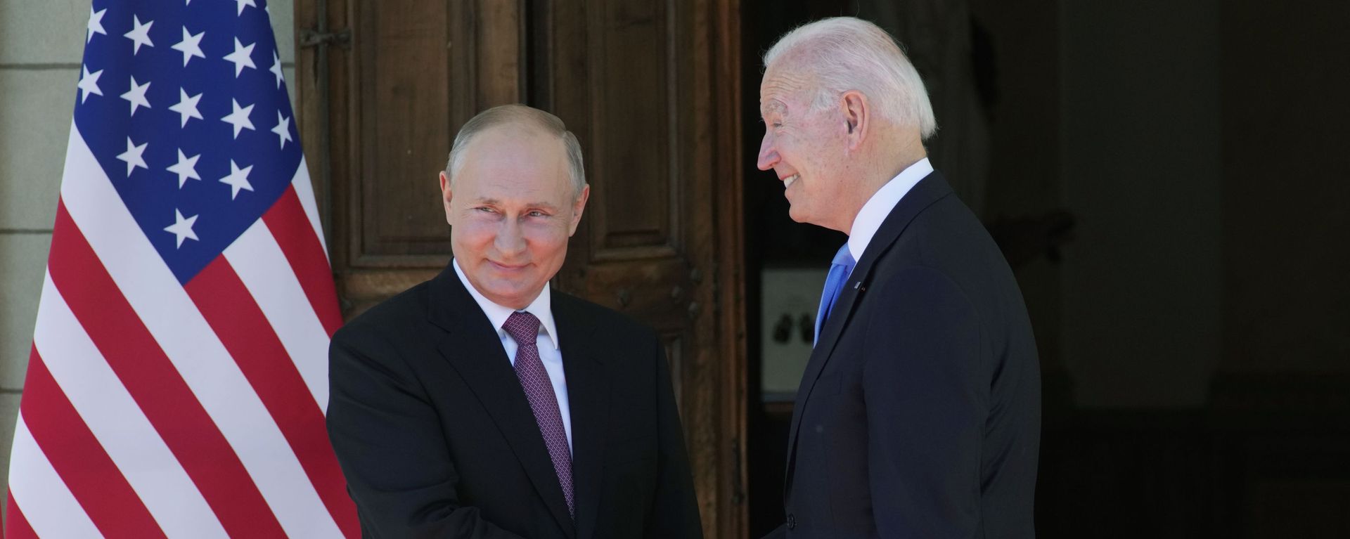 Russian President Vladimir Putin, left, and U.S President Joe Biden shake hands during their meeting at the 'Villa la Grange' in Geneva, Switzerland in Geneva, Switzerland, Wednesday, June 16, 2021 - Sputnik International, 1920, 16.06.2021