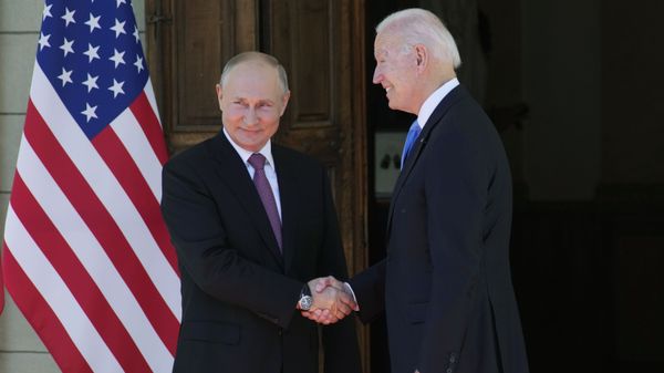Russian President Vladimir Putin, left, and U.S President Joe Biden shake hands during their meeting at the 'Villa la Grange' in Geneva, Switzerland in Geneva, Switzerland, Wednesday, June 16, 2021 - Sputnik International
