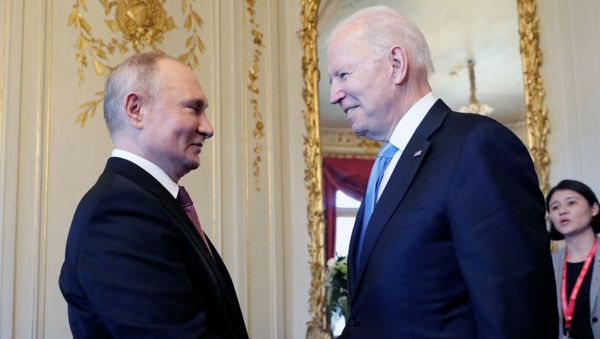 Russian President Vladimir Putin, left, and U.S President Joe Biden shake hands during their meeting at the 'Villa la Grange' in Geneva, Switzerland in Geneva, Switzerland, Wednesday, June 16, 2021 - Sputnik International
