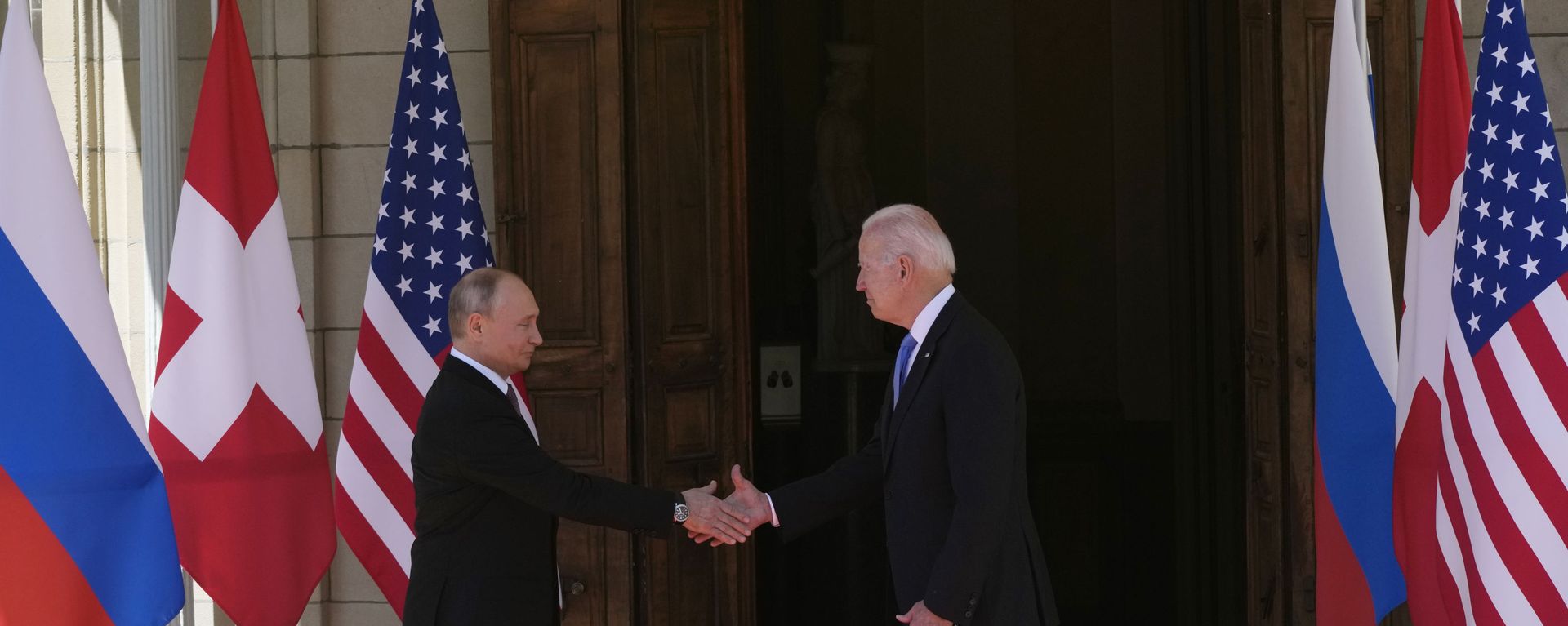 Russian President Vladimir Putin, left, and U.S President Joe Biden shake hands during their meeting at the 'Villa la Grange' in Geneva, Switzerland in Geneva, Switzerland, Wednesday, June 16, 2021 Russian President Vladimir Putin, left, and U.S President Joe Biden shake hands during their meeting at the 'Villa la Grange' in Geneva, Switzerland in Geneva, Switzerland, Wednesday, June 16, 2021 - Sputnik International, 1920, 17.06.2021