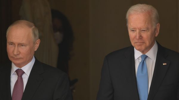 Russian President Vladimir Putin and US President Joe Biden arrives for their meeting at the Villa La Grange in Geneva, Switzerland. - Sputnik International