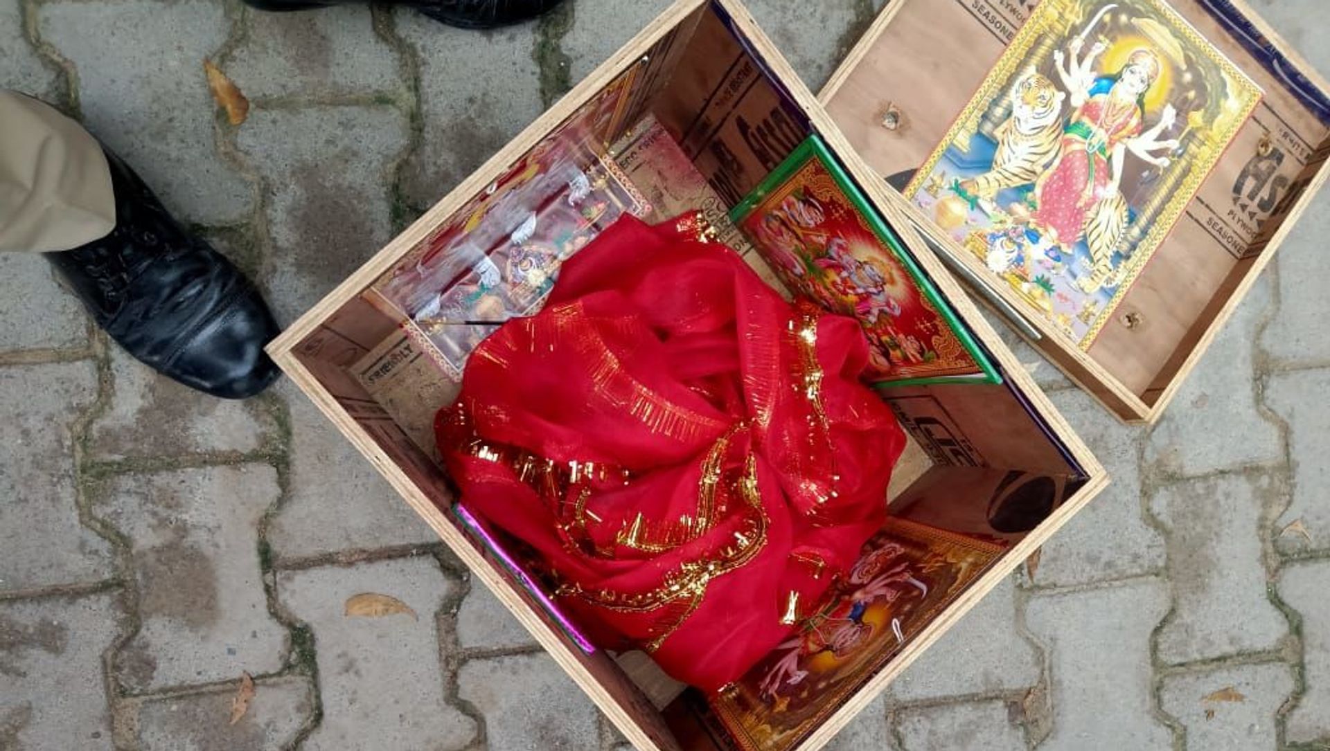 Still of a wooden box with pictures of Hindu deities on it and a red cloth that was wrapped around the abandoned newborn baby Still of a wooden box with pictures of Hindu deities on it and a red cloth that was wrapped around the abandoned newborn baby - Sputnik International, 1920, 16.06.2021