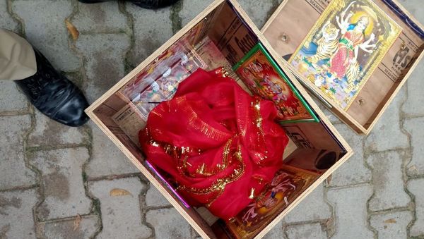Still of a wooden box with pictures of Hindu deities on it and a red cloth that was wrapped around the abandoned newborn baby - Sputnik International