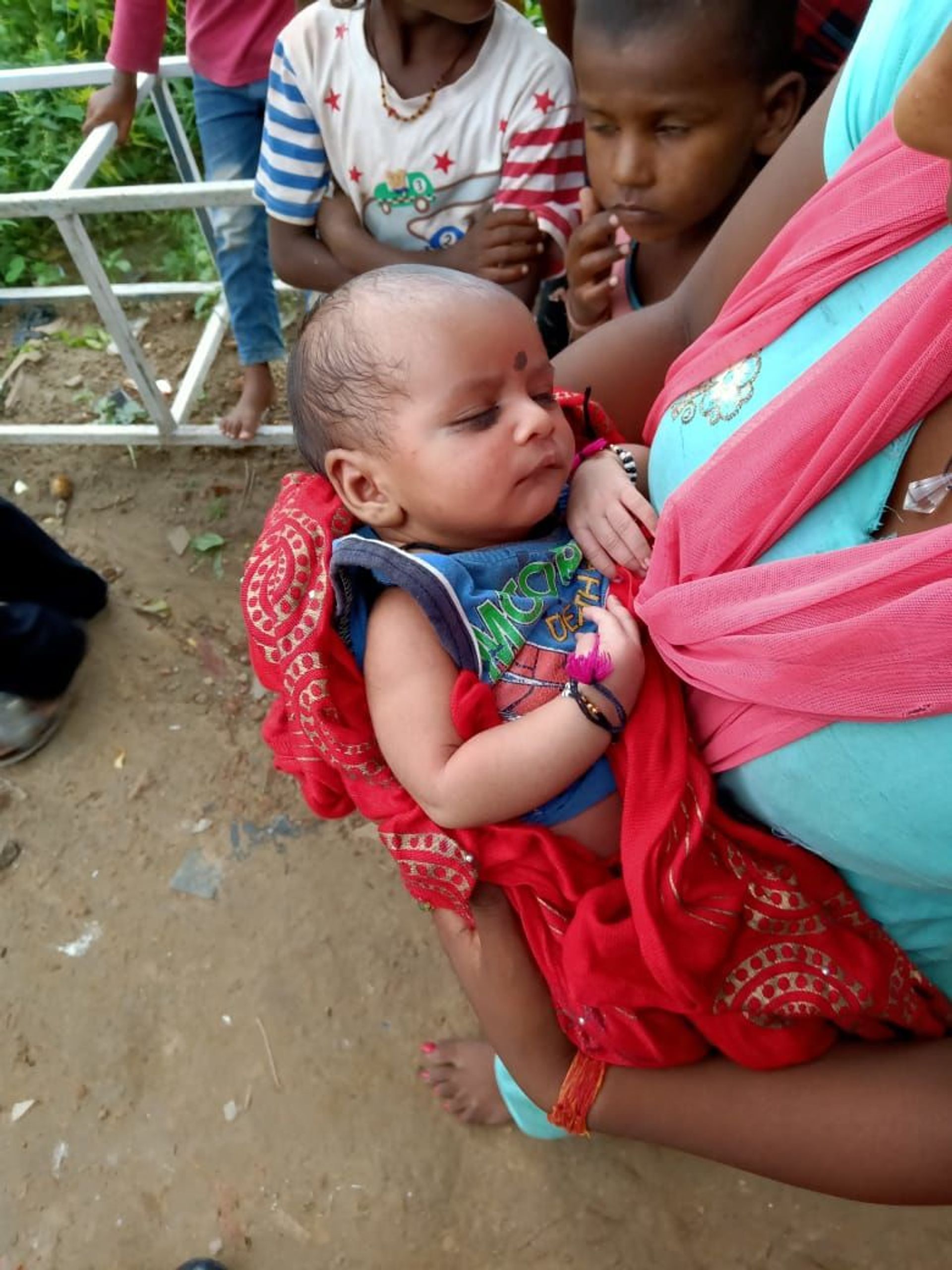 Abandoned 22-Day-Old Baby Girl Found Floating in Wooden Box in India's Holy River Ganga – Video Abandoned 22-Day-Old Baby Girl Found Floating in Wooden Box in India's Holy River Ganga – Video - Sputnik International, 1920, 16.06.2021