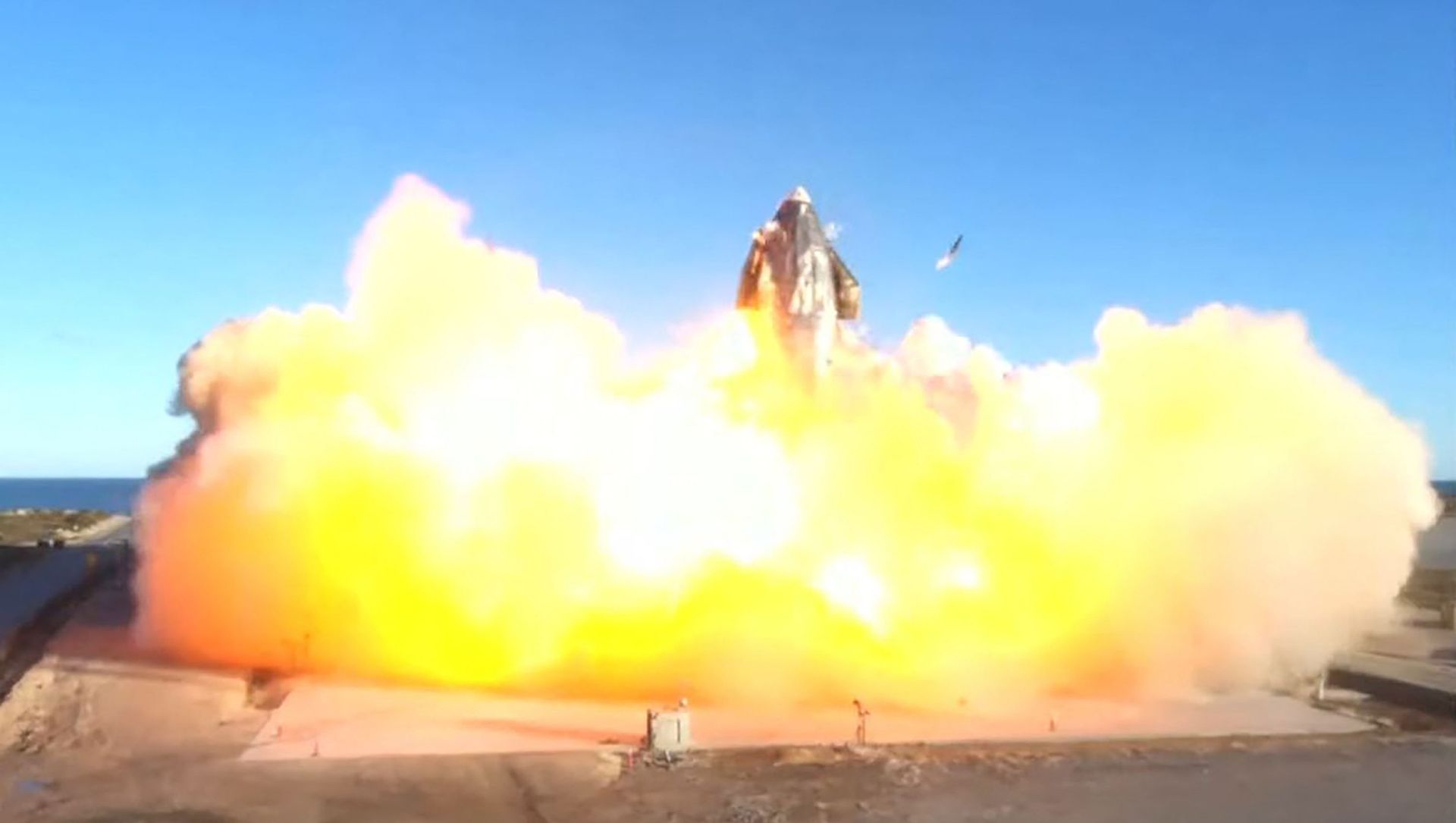 This SpaceX video frame grab image shows SpaceX's Starship SN8 rocket prototype crashing on landing at the company's Boca Chica, Texas facility during an attempted high-altitude launch test on December 9, 2020 This SpaceX video frame grab image shows SpaceX's Starship SN8 rocket prototype crashing on landing at the company's Boca Chica, Texas facility during an attempted high-altitude launch test on December 9, 2020 - Sputnik International, 1920, 16.06.2021