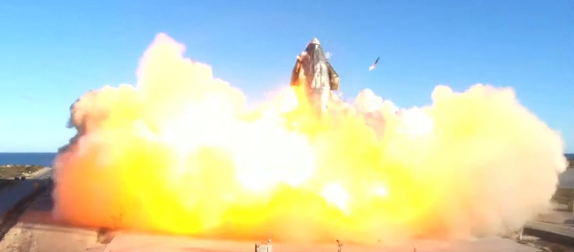 This SpaceX video frame grab image shows SpaceX's Starship SN8 rocket prototype crashing on landing at the company's Boca Chica, Texas facility during an attempted high-altitude launch test on December 9, 2020 - Sputnik International, 1920, 16.06.2021