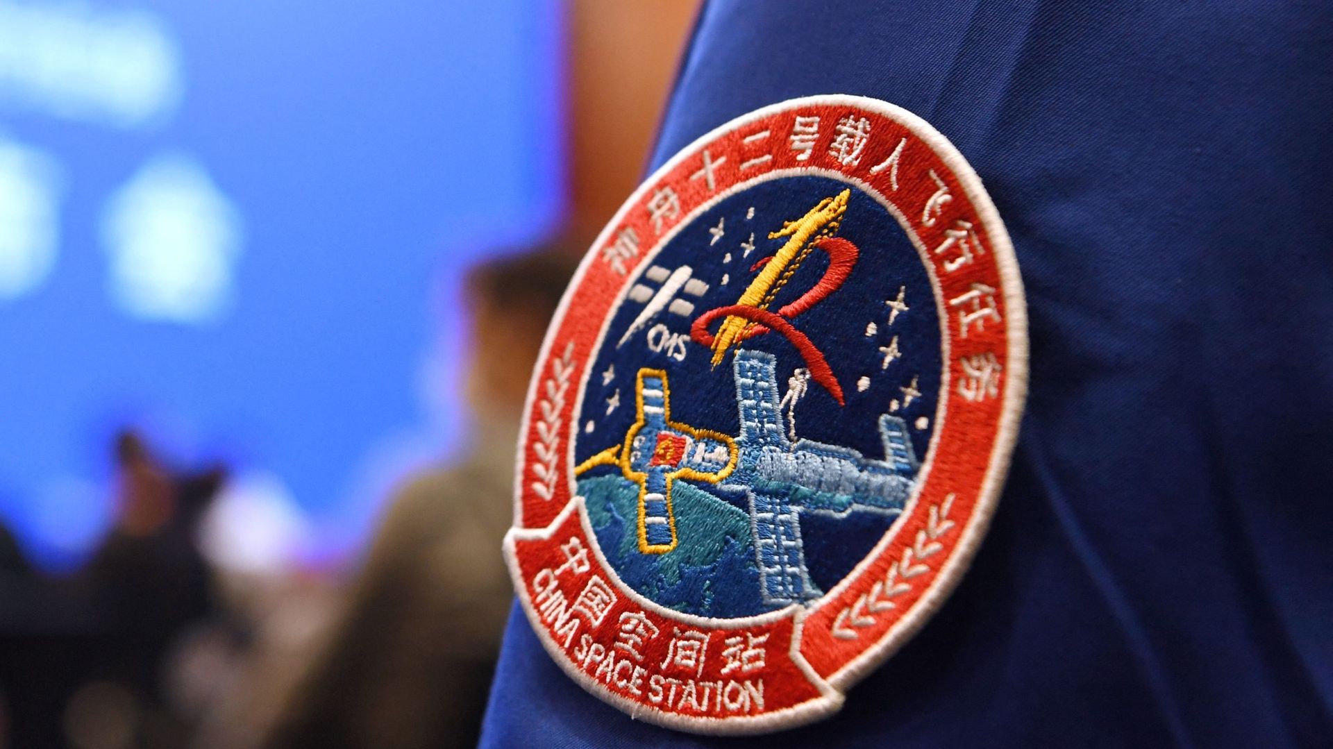 A staff member of the Jiuquan Satellite Launch Centre wears the logo of China's new space station during a press conference about the first crewed mission to the station, scheduled for June 17, at the Jiuquan Satellite Launch Centre in the Gobi desert in northwest China on June 16, 2021. A staff member of the Jiuquan Satellite Launch Centre wears the logo of China's new space station during a press conference about the first crewed mission to the station, scheduled for June 17, at the Jiuquan Satellite Launch Centre in the Gobi desert in northwest China on June 16, 2021. - Sputnik International, 1920, 16.06.2021