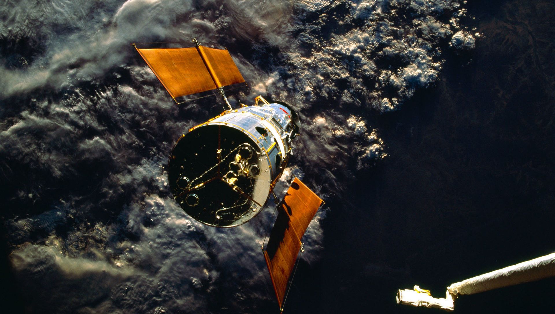 Shuttle Arm Reaches Out to Capture Hubble Space Telescope Shuttle Arm Reaches Out to Capture Hubble Space Telescope - Sputnik International, 1920, 16.06.2021