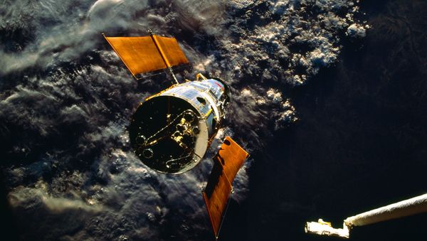 Shuttle Arm Reaches Out to Capture Hubble Space Telescope - Sputnik International