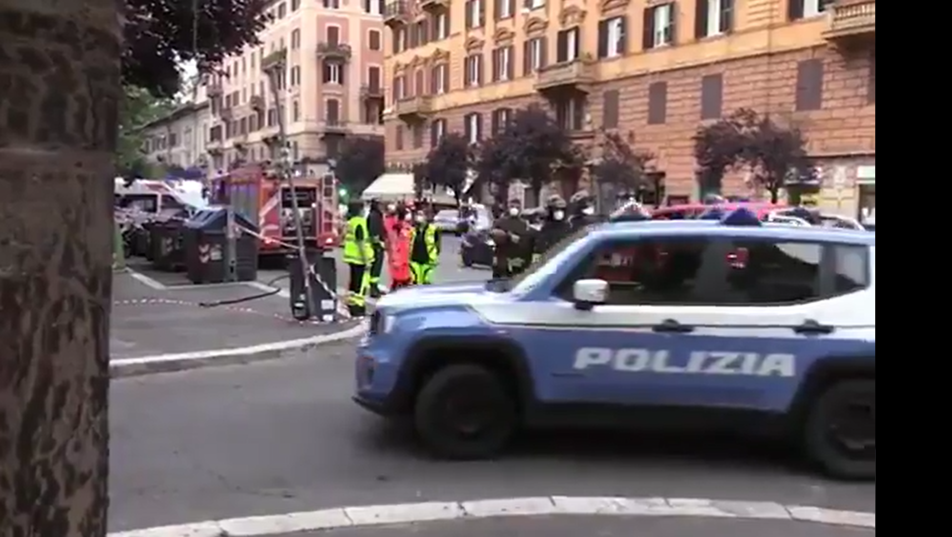 Screenshot from a video allegedly filmed on site where a bomb was discovered in a vehicle belonging to a Rome municipal official Screenshot from a video allegedly filmed on site where a bomb was discovered in a vehicle belonging to a Rome municipal official - Sputnik International, 1920, 16.06.2021