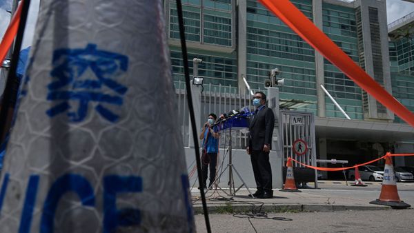 Hong Kong Police Force Senior Superintendent Steve Li Kwai-Wah speaks during a press conference outside the Apple Daily newspaper offices in Hong Kong on June 17, 2021 - Sputnik International