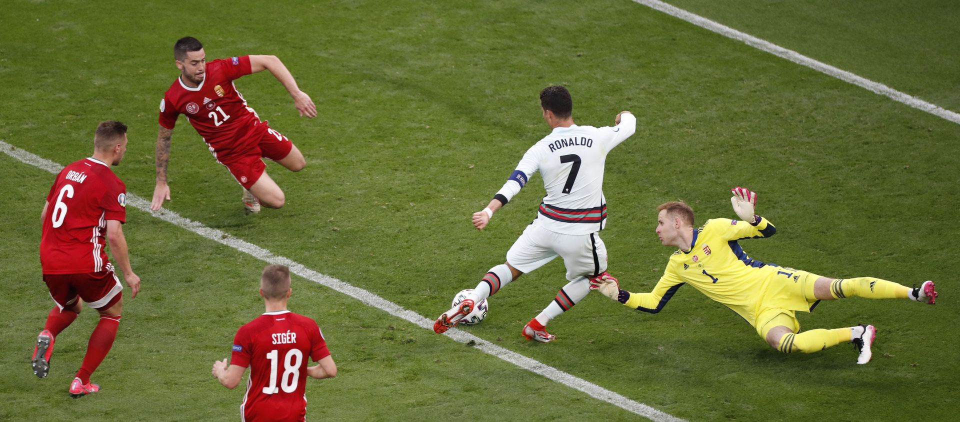Soccer Football - Euro 2020 - Group F - Hungary v Portugal - Puskas Arena, Budapest, Hungary - 15 June 2021 Portugal's Cristiano Ronaldo rounds Hungary's Peter Gulacsi as he scores their third goal Soccer Football - Euro 2020 - Group F - Hungary v Portugal - Puskas Arena, Budapest, Hungary - 15 June 2021 Portugal's Cristiano Ronaldo rounds Hungary's Peter Gulacsi as he scores their third goal - Sputnik International, 1920, 17.06.2021