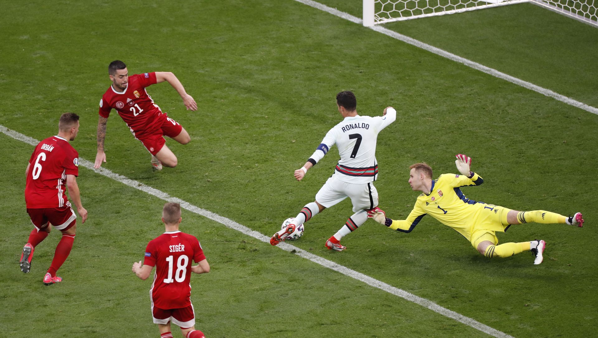 Soccer Football - Euro 2020 - Group F - Hungary v Portugal - Puskas Arena, Budapest, Hungary - 15 June 2021 Portugal's Cristiano Ronaldo rounds Hungary's Peter Gulacsi as he scores their third goal Soccer Football - Euro 2020 - Group F - Hungary v Portugal - Puskas Arena, Budapest, Hungary - 15 June 2021 Portugal's Cristiano Ronaldo rounds Hungary's Peter Gulacsi as he scores their third goal - Sputnik International, 1920, 17.06.2021