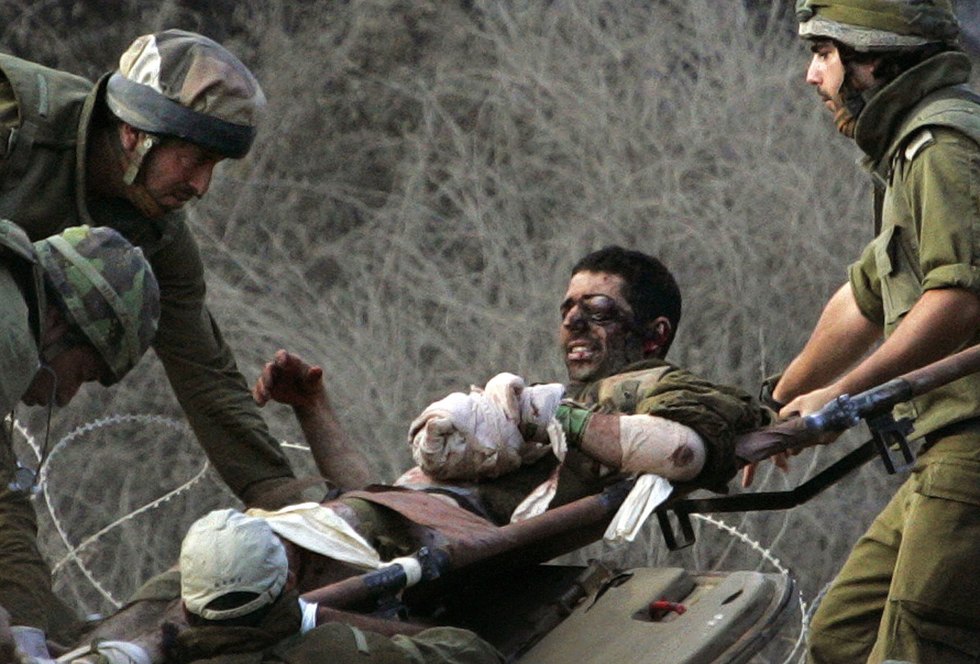 Israeli soldiers carry a wounded comrade off an armored personnel carrier to a waiting ambulance after crossing the border from Lebanon into northern Israel, in this Aug. 9, 2006 file photo.  - Sputnik International, 1920, 28.09.2024