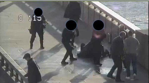 Armed officers move in on Usman Khan, who is wearing a fake suicide vest, on 29 November 2019 - Sputnik International
