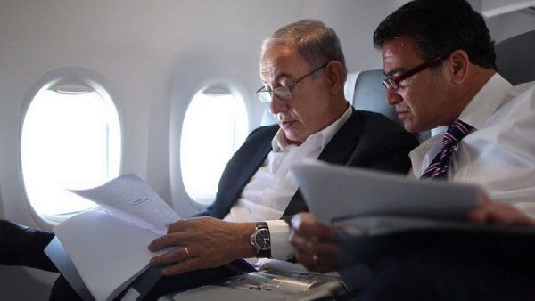 Benjamin Netanyahu and Yossi Cohen look over documents in a photo posted on social media by Netanyahu on December 7, 2015, shortly after he named Cohen as the new Mossad chief - Sputnik International