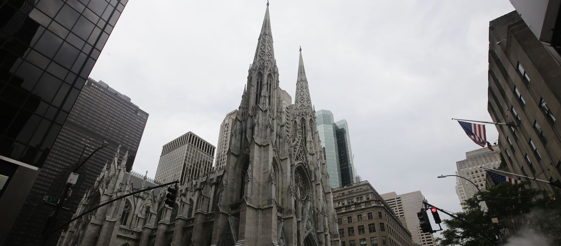 Pedestrians pass St Patrick's Cathedral Wednesday, July 8, 2020, in New York. - Sputnik International, 1920, 18.06.2021