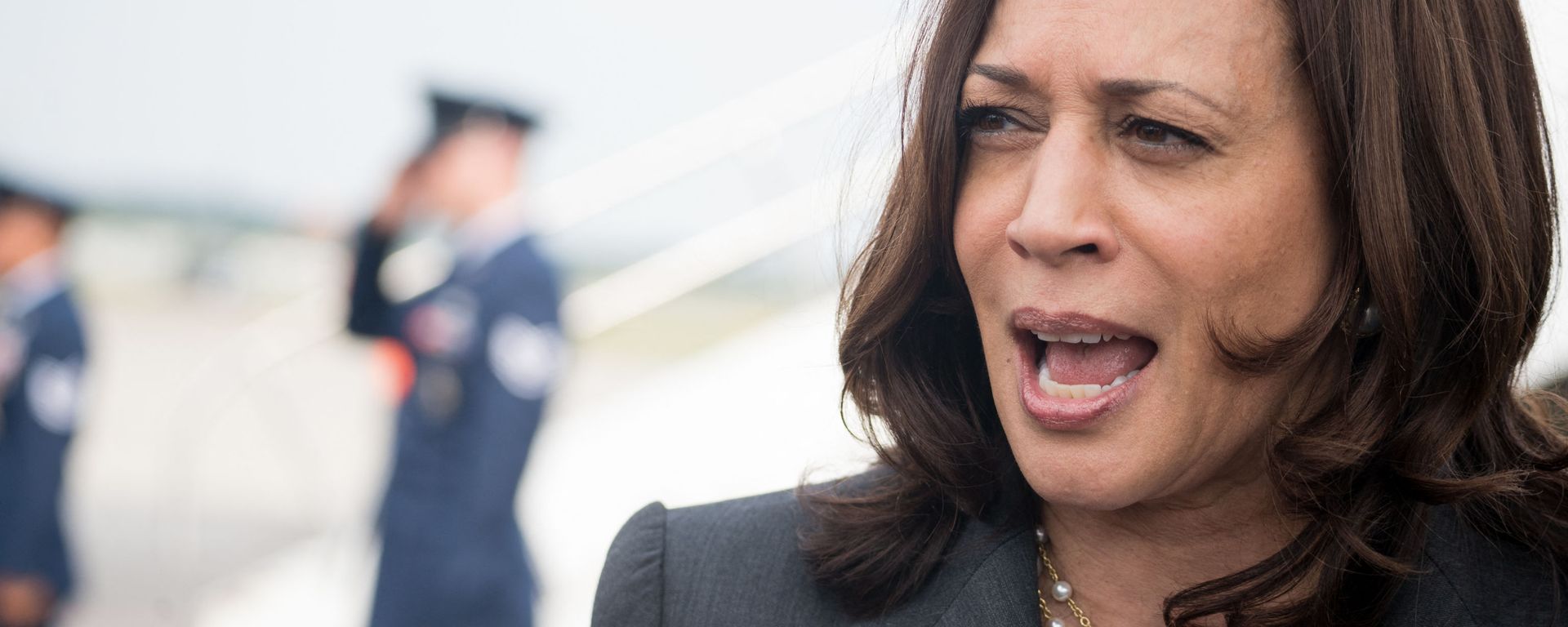 U.S. Vice President Kamala Harris speaks with the media at Hartsfield Jackson International Airport before boarding Air Force Two back to Washington DC on June 18, 2021 in Atlanta, Georgia. Vice President Harris is visiting Atlanta as part of a nationwide tour to encourage Americans to get vaccinated. U.S. Vice President Kamala Harris speaks with the media at Hartsfield Jackson International Airport before boarding Air Force Two back to Washington DC on June 18, 2021 in Atlanta, Georgia. Vice President Harris is visiting Atlanta as part of a nationwide tour to encourage Americans to get vaccinated. - Sputnik International, 1920, 17.09.2022