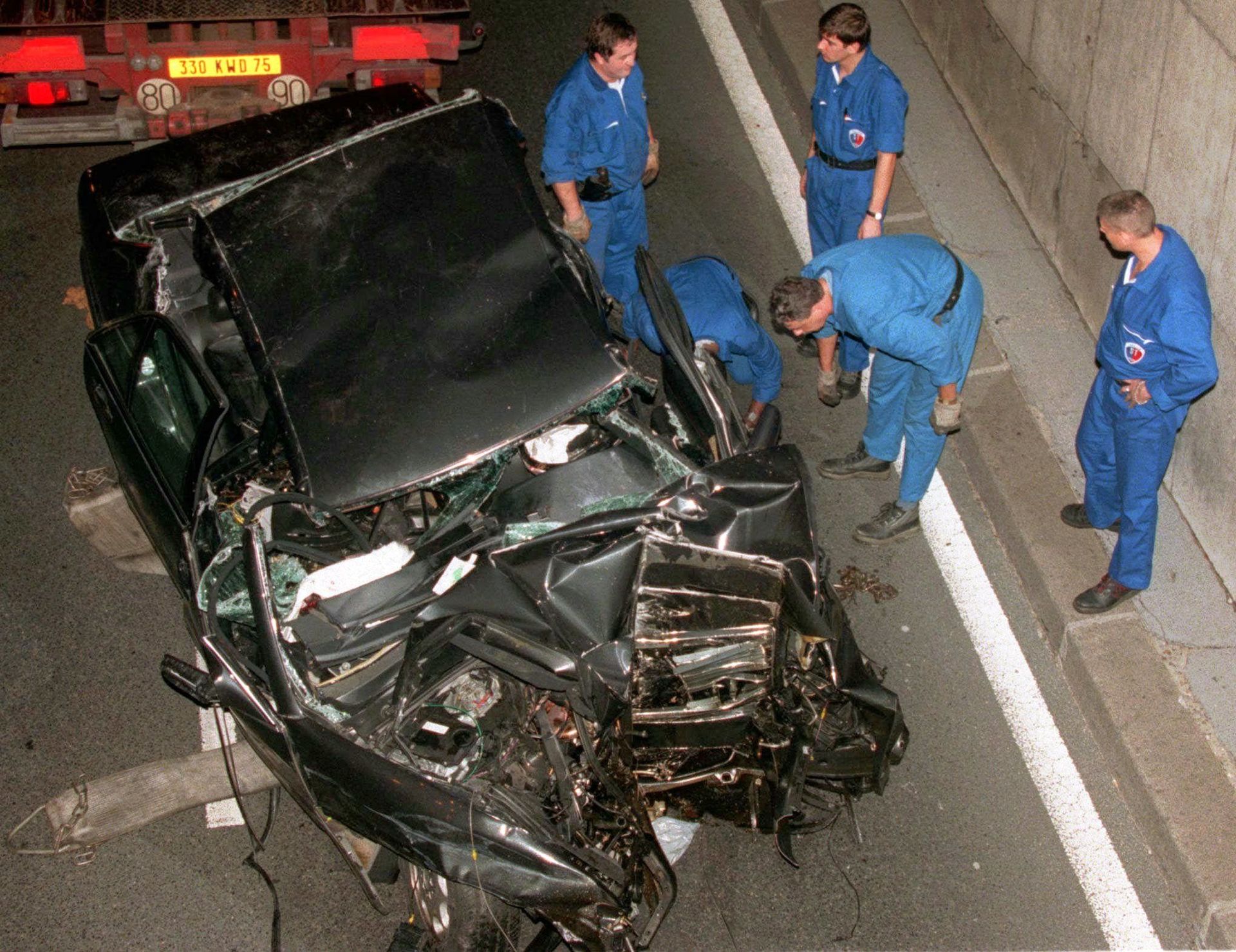 Police services prepare to take away the damaged car in the Pont d'Alma tunnel in Paris in which Diana, Princess of Wales, and Dodi Fayed were traveling in this Sunday, Aug. 31, 1997 Police services prepare to take away the damaged car in the Pont d'Alma tunnel in Paris in which Diana, Princess of Wales, and Dodi Fayed were traveling in this Sunday, Aug. 31, 1997 - Sputnik International, 1920, 02.09.2023