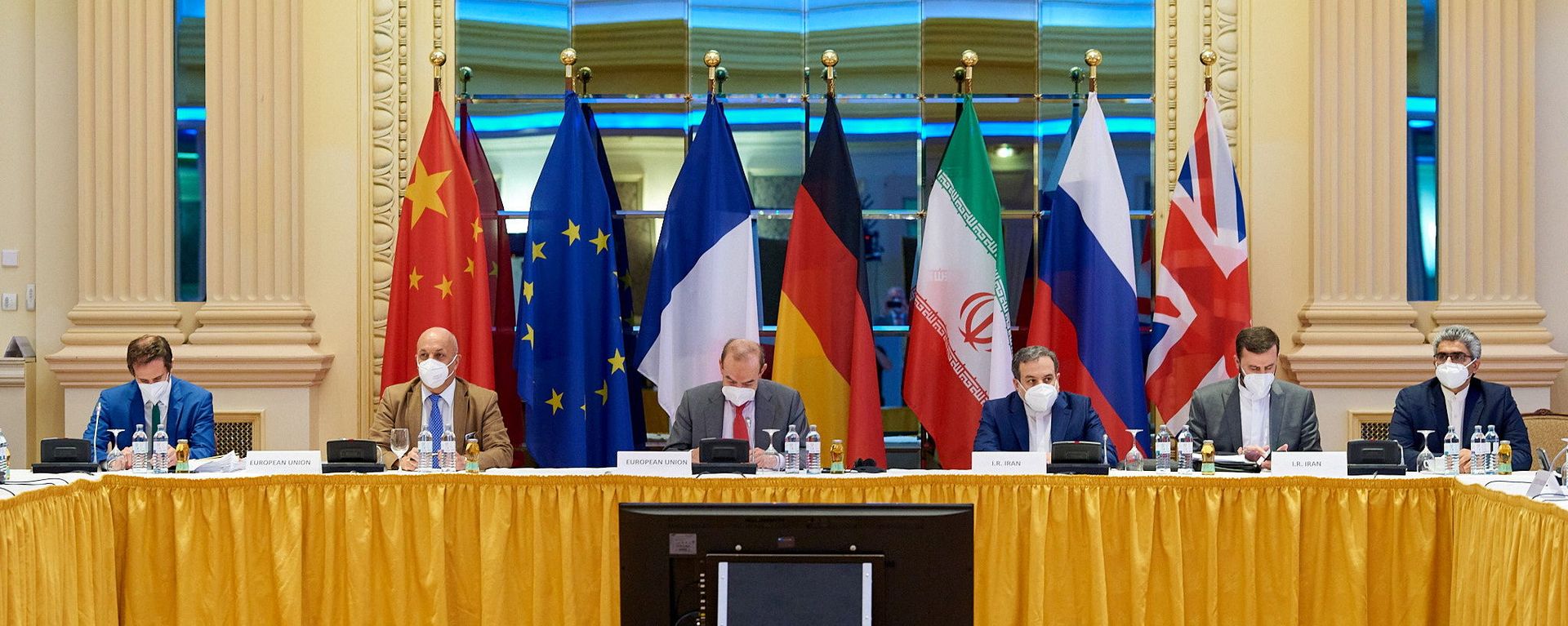 European External Action Service (EEAS) Deputy Secretary General Enrique Mora and Iranian Deputy at Ministry of Foreign Affairs Abbas Araghchi wait for the start of talks on reviving the 2015 Iran nuclear deal in Vienna, Austria June 20, 2021 - Sputnik International, 1920, 21.06.2021