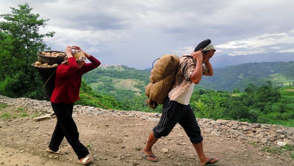 Nagas walk with basket loads of potatoes near Viswema village, in the northeastern Indian state of Nagaland (File) - Sputnik International