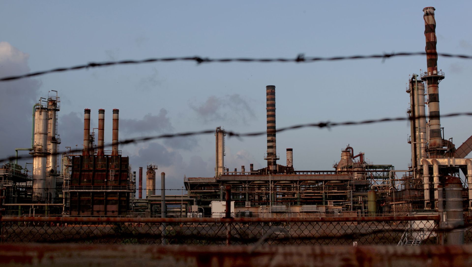 Installations of the Limetree Bay petroleum refinery are seen in St Croix, U.S. Virgin Islands June 28, 2017. Installations of the Limetree Bay petroleum refinery are seen in St Croix, U.S. Virgin Islands June 28, 2017. - Sputnik International, 1920, 21.06.2021