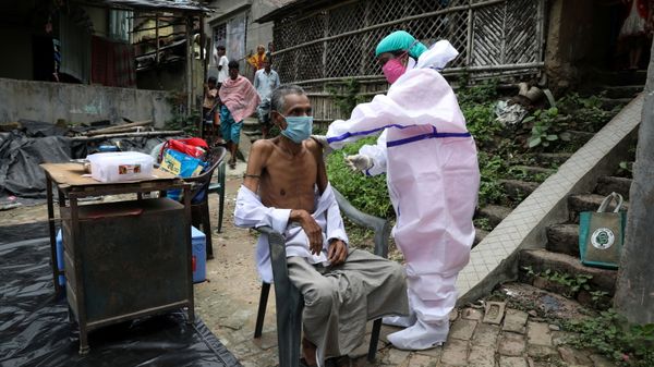 Motiar Rahman, a villager, receives a dose of COVISHIELD vaccine, a coronavirus disease (COVID-19) vaccine manufactured by Serum Institute of India, during a door-to-door vaccination and testing drive at Uttar Batora Island in Howrah district in West Bengal state, India, June 21, 2021. - Sputnik International