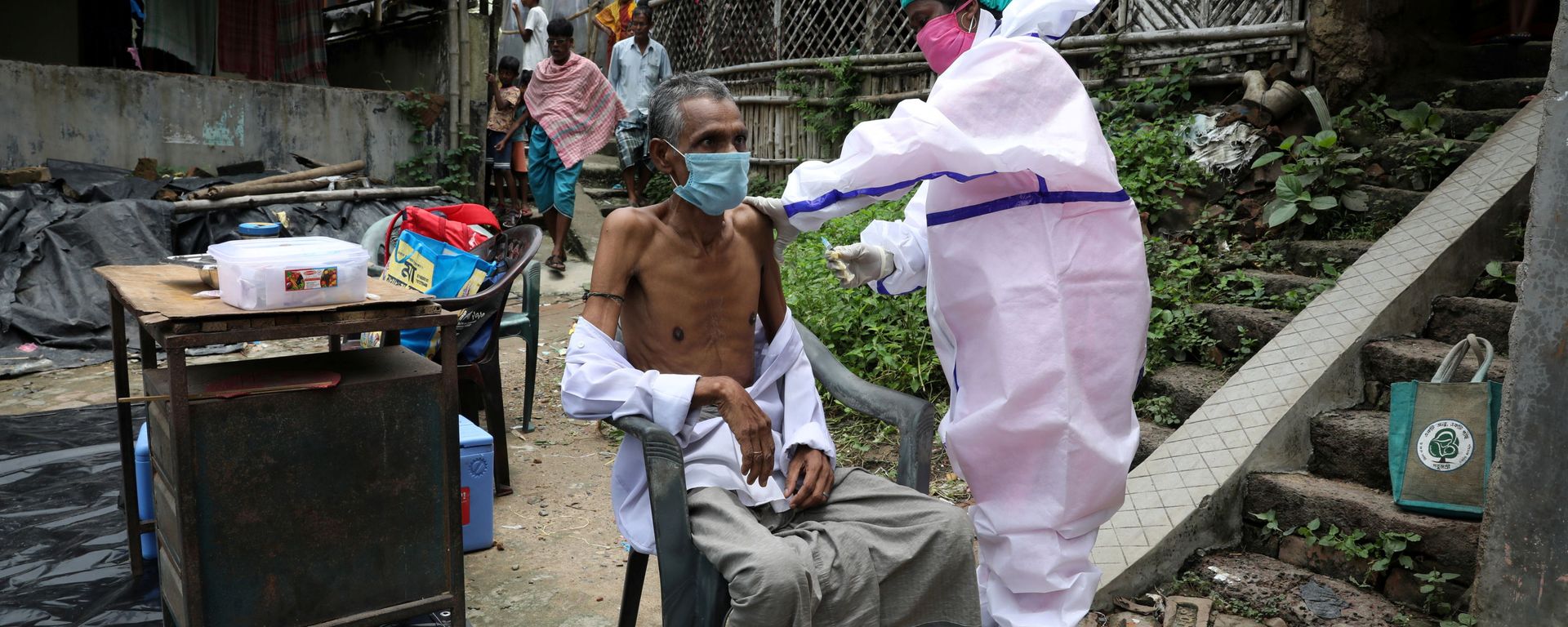 Motiar Rahman, a villager, receives a dose of COVISHIELD vaccine, a coronavirus disease (COVID-19) vaccine manufactured by Serum Institute of India, during a door-to-door vaccination and testing drive at Uttar Batora Island in Howrah district in West Bengal state, India, June 21, 2021. Motiar Rahman, a villager, receives a dose of COVISHIELD vaccine, a coronavirus disease (COVID-19) vaccine manufactured by Serum Institute of India, during a door-to-door vaccination and testing drive at Uttar Batora Island in Howrah district in West Bengal state, India, June 21, 2021. - Sputnik International, 1920, 20.09.2021